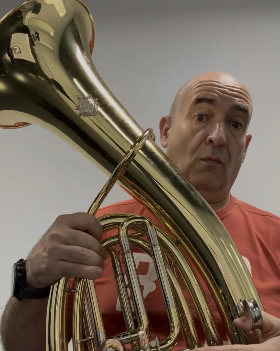 Oscar Sala sujetando una tuba wagneriana